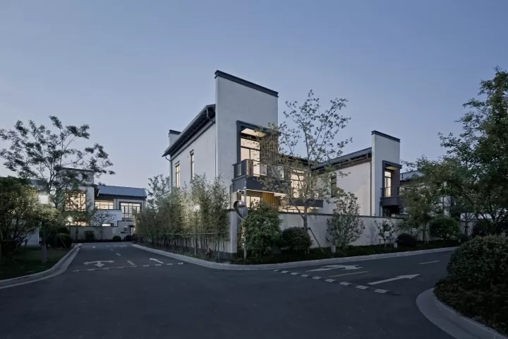 院內(nèi)景觀對(duì)公共區(qū)域可見(jiàn)，但并不干擾使用者的私密需求